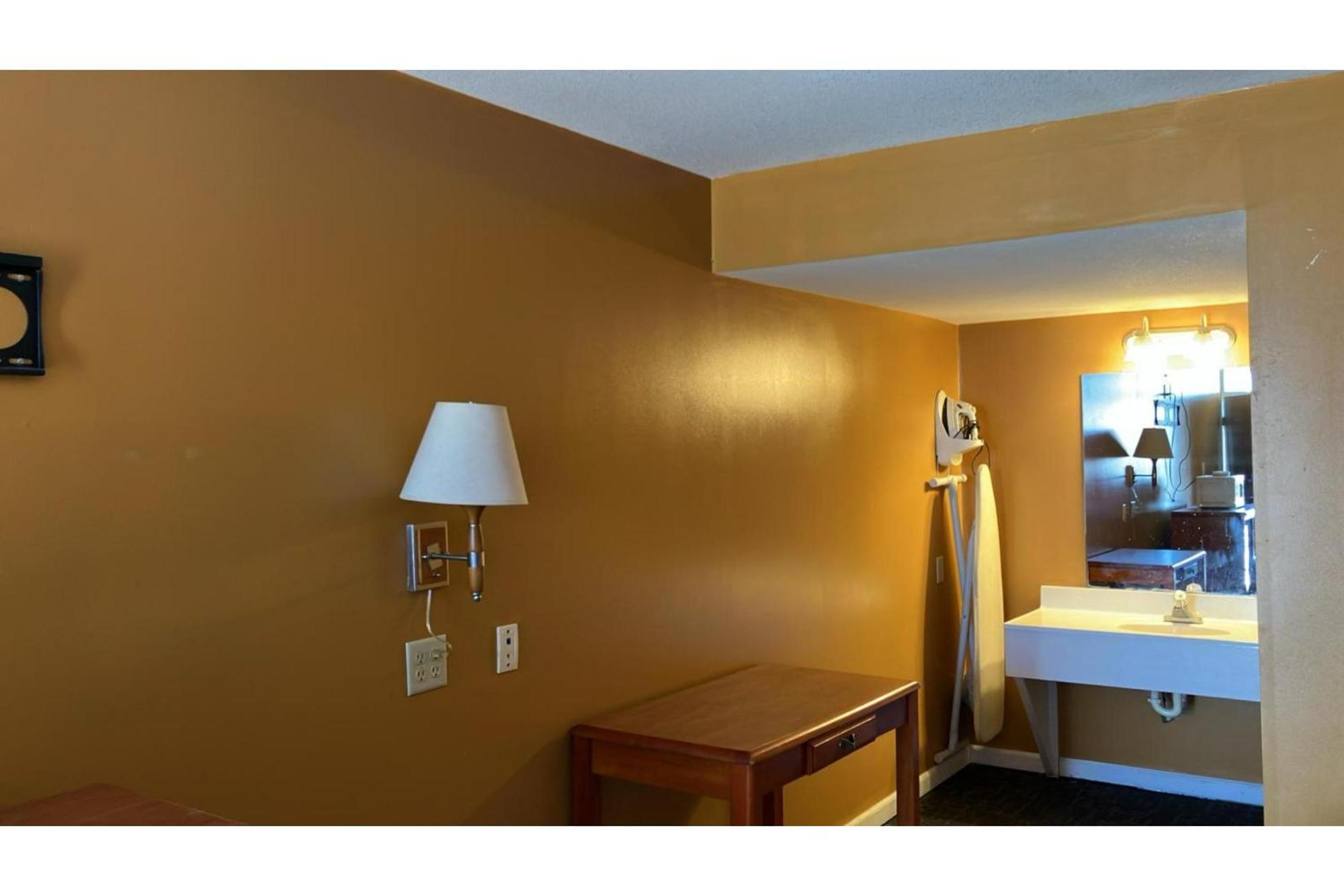 Sky Palace Inn By Oyo Anthony Ks Exterior foto