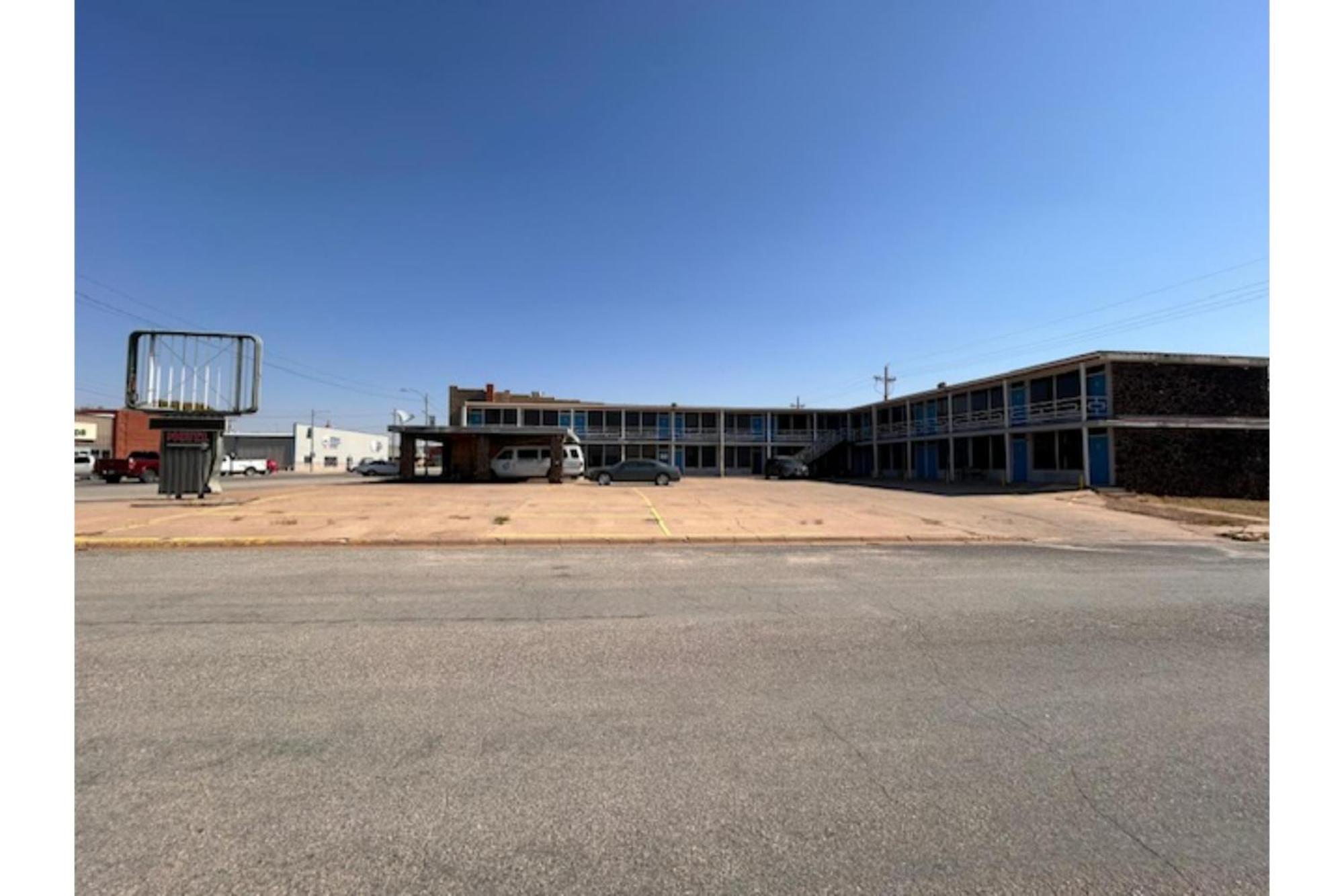 Sky Palace Inn By Oyo Anthony Ks Exterior foto